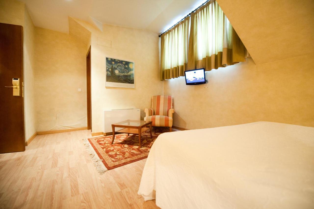 Hotel Cordon Burgos Room photo